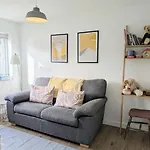 The Willows With Parking Holiday home