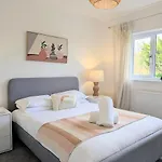 Holiday home The Willows With Parking York