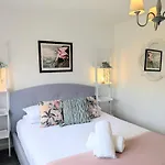 The Willows With Parking Holiday home *