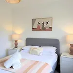 The Willows With Parking Holiday home York