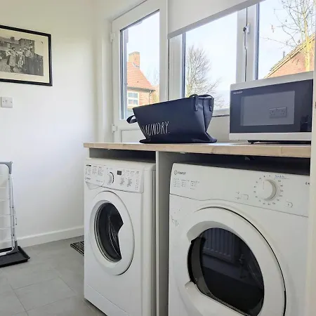 בית נופש The Willows With Parking *