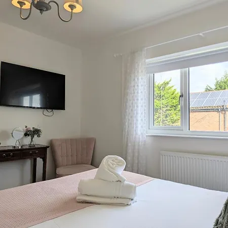 The Willows With Parking Holiday home
