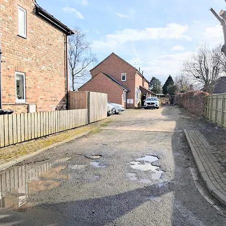 The Willows With Parking Holiday home York