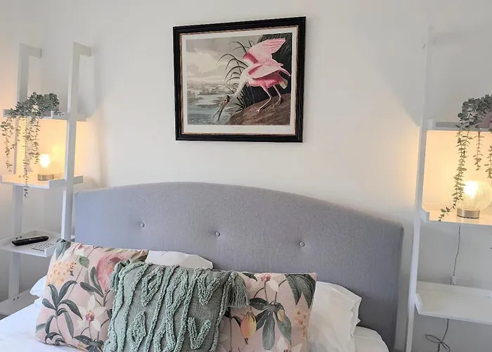 בית נופש The Willows With Parking *